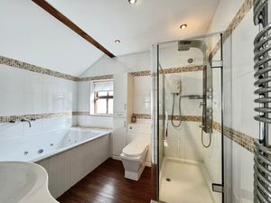 Master en suite- click for photo gallery